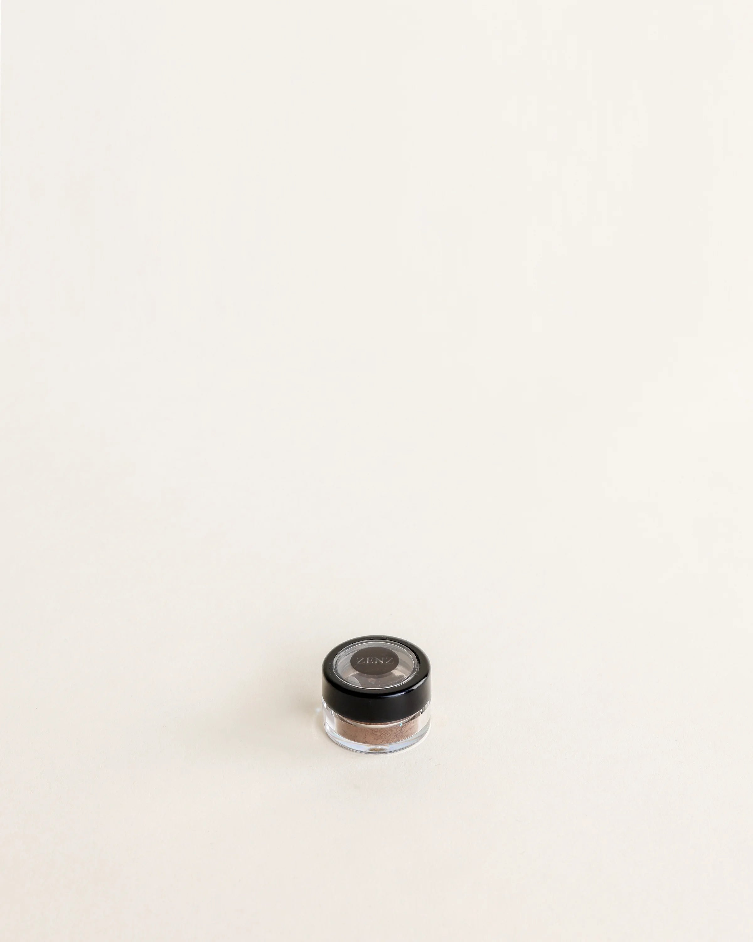 Mineral Eyeshadow Lucia no. 51, brown eyebrows